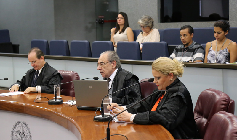 Conselheiro Sebastião Helvecio (centro), relator do processo